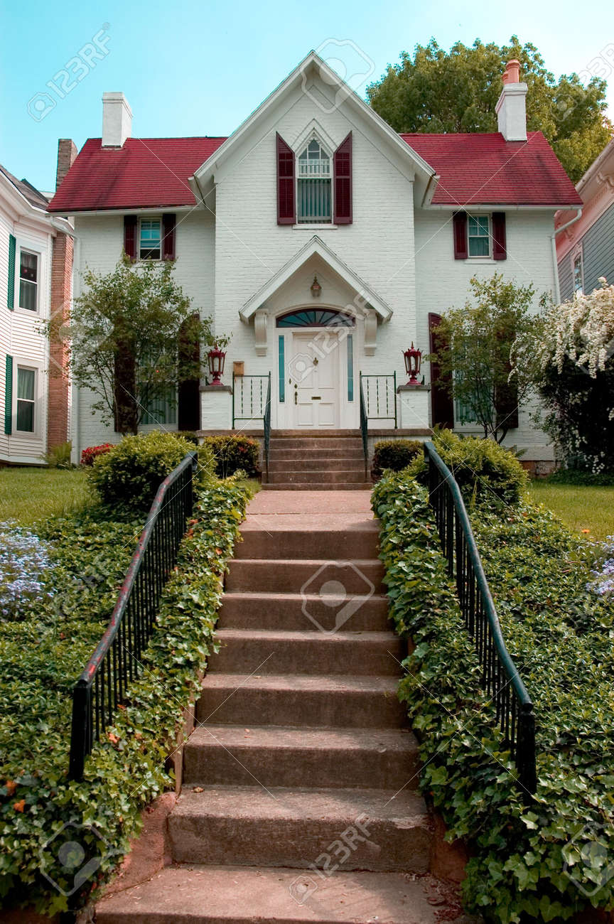 This Bungalow Style House Sits On Top Of A Hill With An Inviting