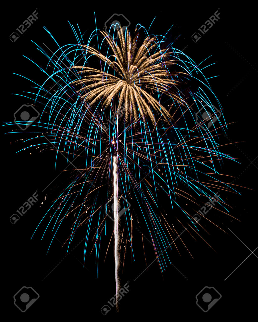 カラフルな爆発の水色と白の写真 7 月 4 日中に夜空に花火の休日のお祝い の写真素材 画像素材 Image カラフルな爆発の水色と白の写真 7 月 4 日中に夜空に花火の休日のお祝い の写真素材 画像素材 Image
