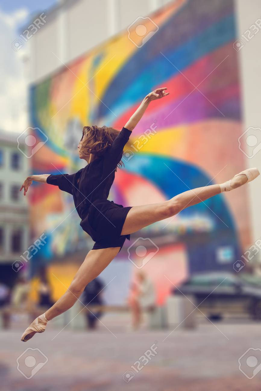 ダンサー 午後に家に囲まれた都市の背景をぼかした写真のポーズのカジュアルな服で美しいバレリーナ ガール の写真素材 画像素材 Image ダンサー 午後に家に囲まれた都市の背景をぼかした写真のポーズのカジュアルな服で美しいバレリーナ ガール の写真素材 画像素材 Image