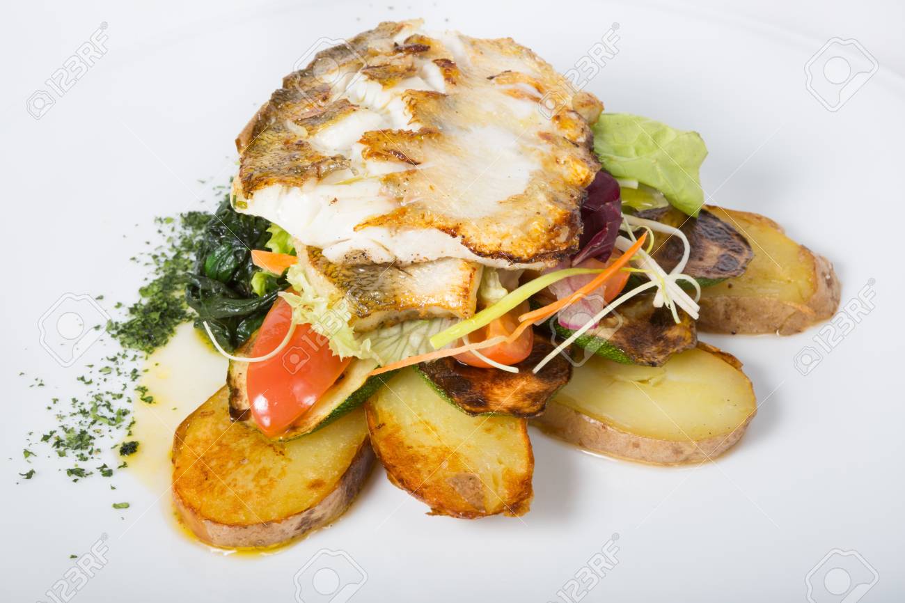 ほうれん草とジャガイモのグリル白身魚フィレ の写真素材 画像素材 Image