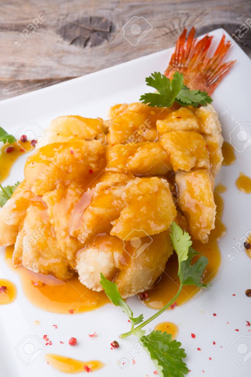 白身魚フィレの揚げ物ハーブを添え の写真素材 画像素材 Image