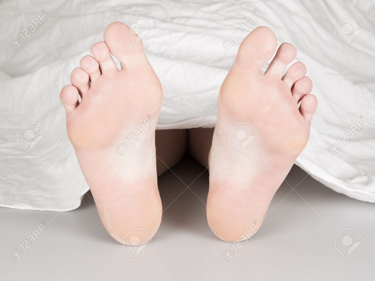 白いシート 自殺 殺人または自然死の下で死体 の写真素材 画像素材 Image