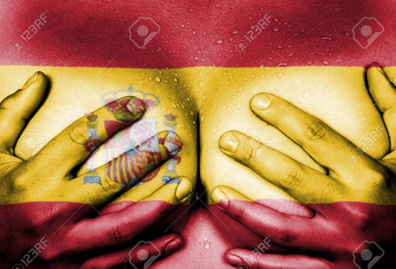 Sudoroso Parte Superior Del Cuerpo De La Mujer, Las Manos Cubriendo Los  Senos, La Bandera De España Fotos, retratos, imágenes y fotografía de  archivo libres de derecho. Image 17783863