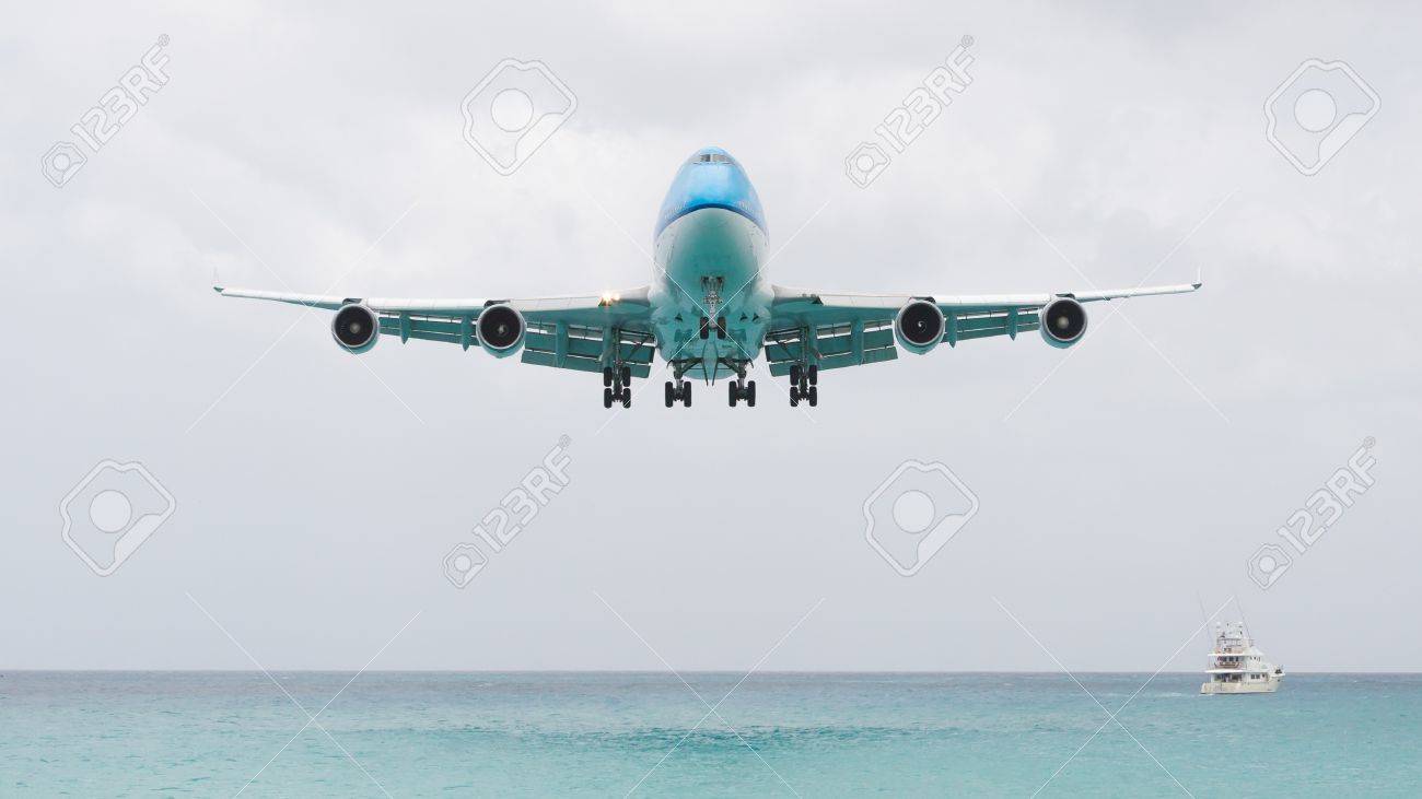 サン マルタン アンティル諸島 13 年 7 月 19 日 ボイング 747 航空機での着陸ですオランダ アンティル諸島のプリンセス ジュリアナ国際空港で 13 年 7 月 19 日にサン マルタン の写真素材 画像素材 Image