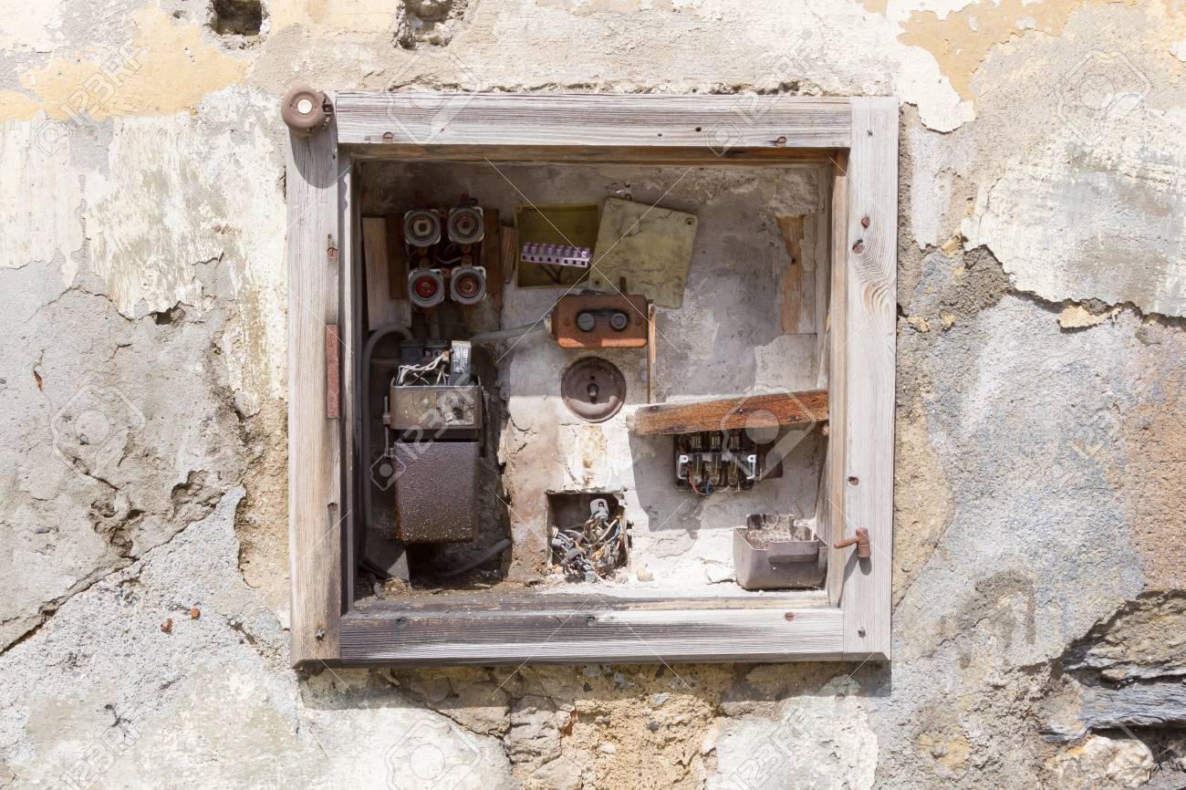 Very Old Fusebox In An Abandoned House Lizenzfreie Fotos Bilder Und