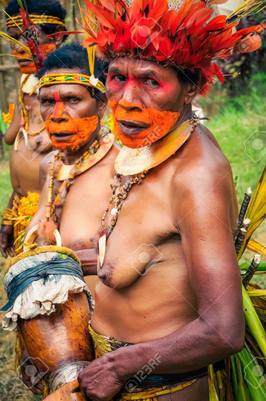 Kubor Rango, Papúa Nueva Guinea - Alrededor De Julio De 2015: Mujeres Medio  Desnudas Con Colores En Sus Caras Y Sombreros Típicos Con Collares Plantean  En Kubor Rango, Papúa Nueva Guinea. Editorial