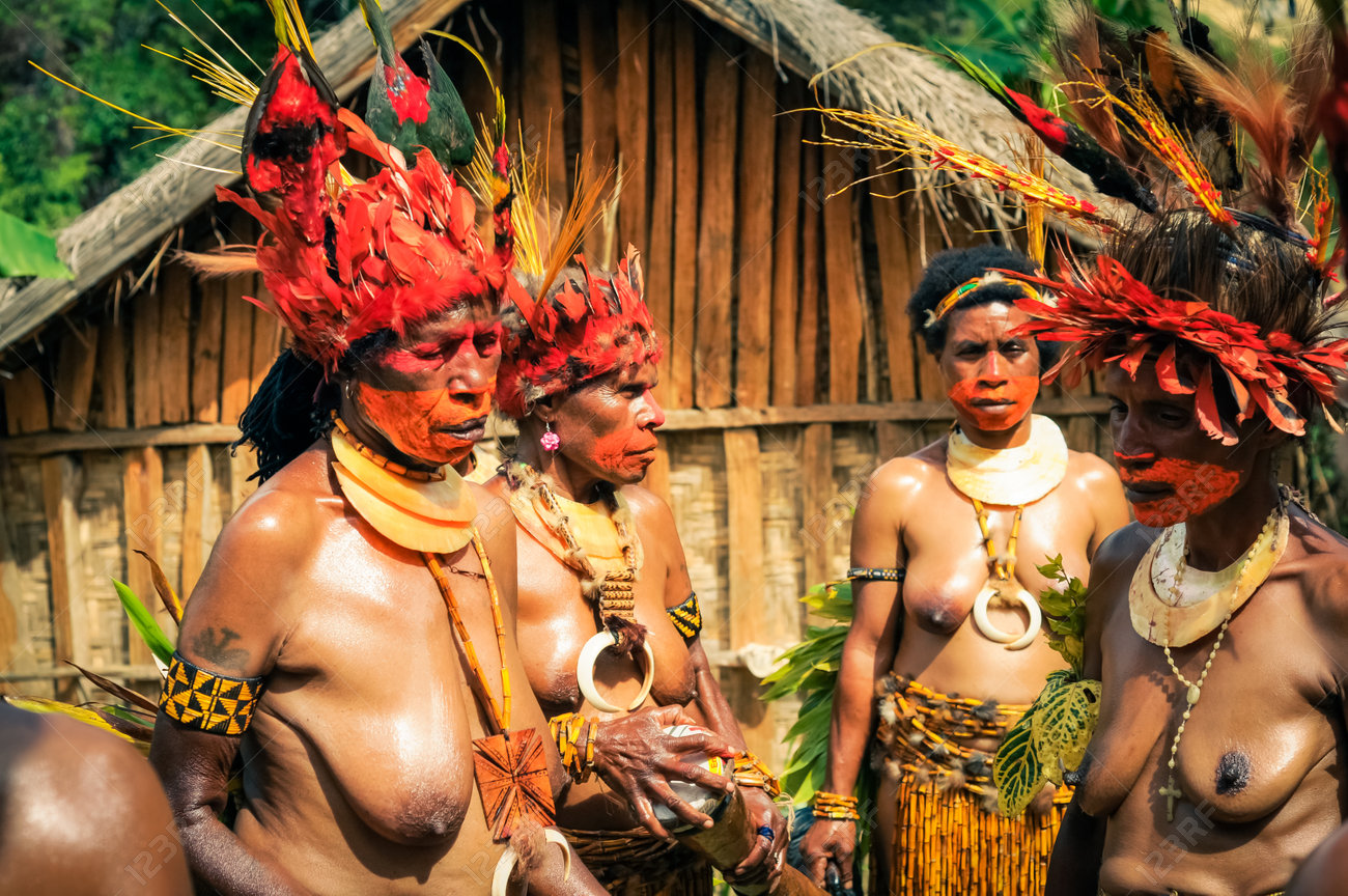 Kubor Rango, Papúa Nueva Guinea - Alrededor De Julio De 2015: Mujeres Medio  Desnudas Durante Los Bailes Tradicionales En Kubor Rango, Papúa Nueva  Guinea. Editorial Documental. Fotos, retratos, imágenes y fotografía de