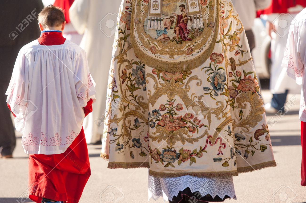 祭壇の少年と宗教的な儀式の間に司祭 の写真素材 画像素材 Image