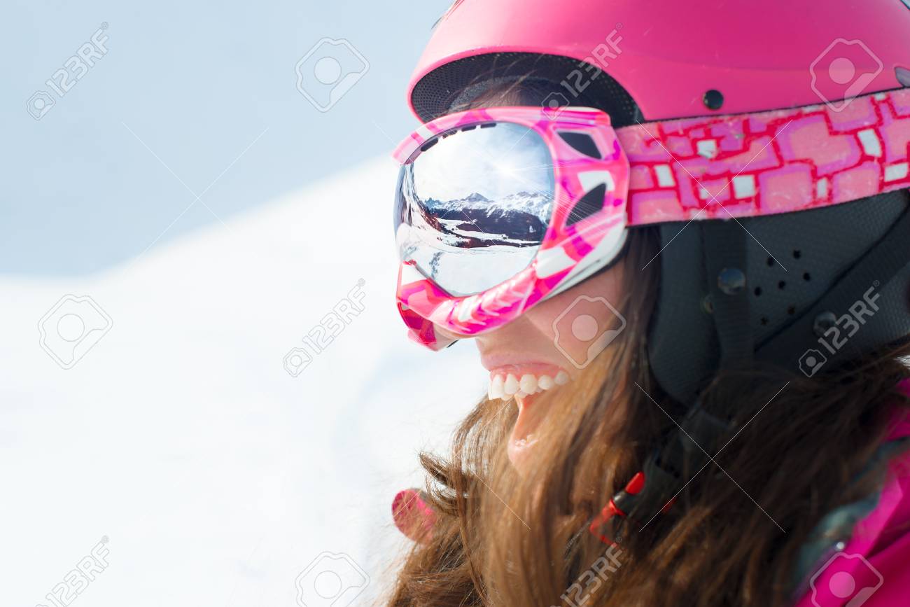 SkiLa Skieur Portant Lunettes Des Avec En De Et Souriant Panorama Montagnes Skis Réflexion Femme AR45Lqcj3