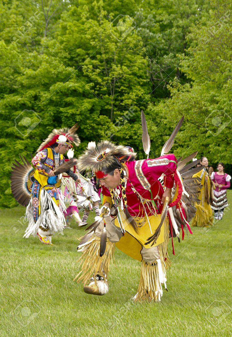 オタワ カナダ が 11 年 5 月 28 日にカナダのオタワでオタワ市営キャンプ場でパウワウ祭正装と頭レガリア内 28 未確認アボリジニ男性と女性ダンサーを可能性があります の写真素材 画像素材 Image
