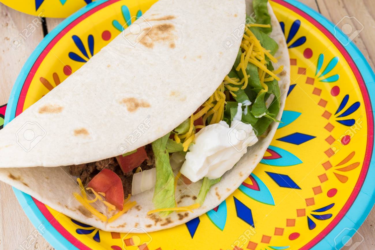 明るいプレートにサワー クリームとビーフ タコスのクローズ アップ の写真素材 画像素材 Image