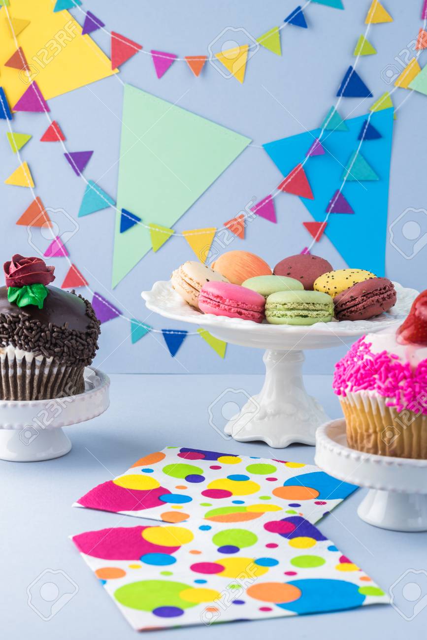 ケーキとマカロン誕生日装飾テーブルのクローズ アップ の写真素材 画像素材 Image