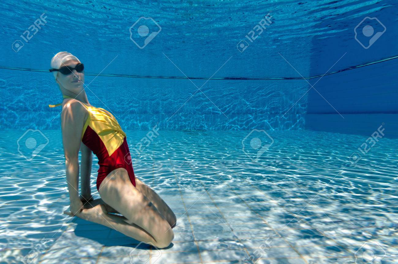 水中ポーズ若い女性シンクロスイマー の写真素材 画像素材 Image