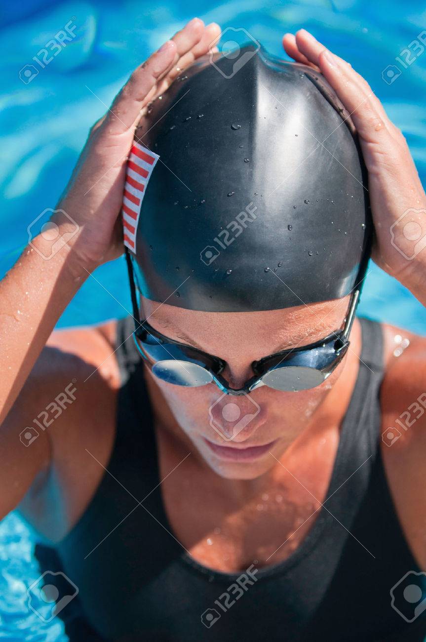 レースの前にアメリカの女子水泳選手 フォーカスがゴーグル 偏光フィルター設定 の写真素材 画像素材 Image