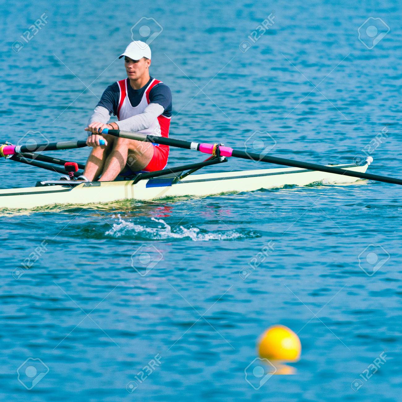 ボート シングル スカル の写真素材 画像素材 Image