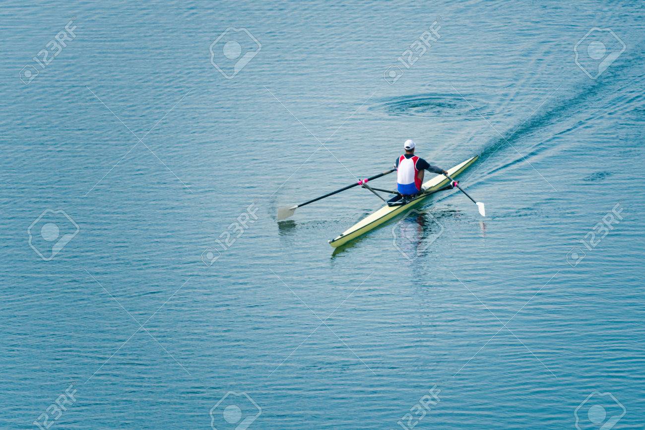 ボート シングル スカル の写真素材 画像素材 Image