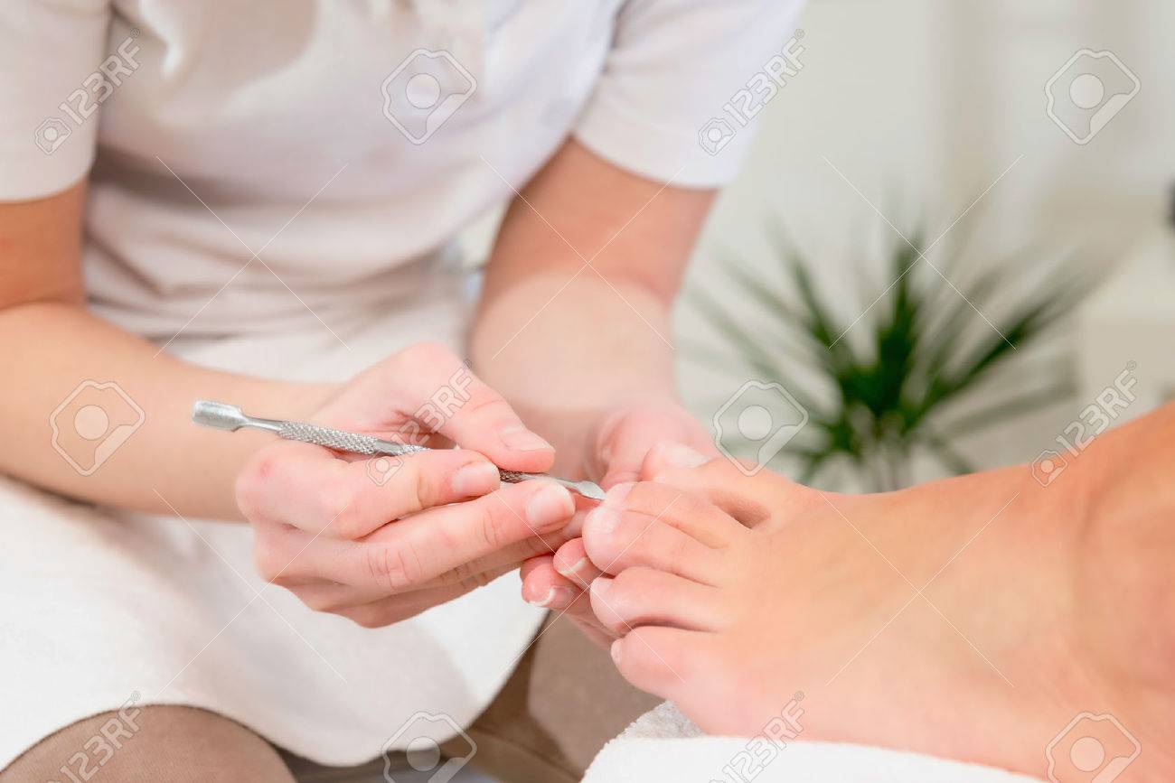 ネイルサロンでのペディキュアの手順 の写真素材 画像素材 Image