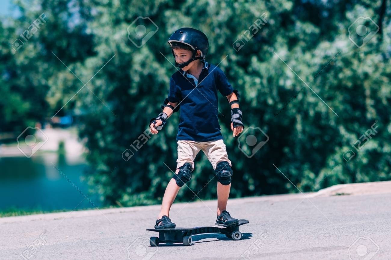 湖のほとりにストリート ボードの小さな男の子 の写真素材 画像素材 Image