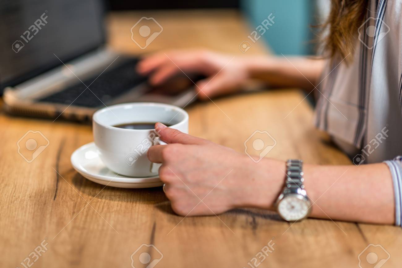 女性コーヒーを飲むと 自宅で仕事 の写真素材 画像素材 Image