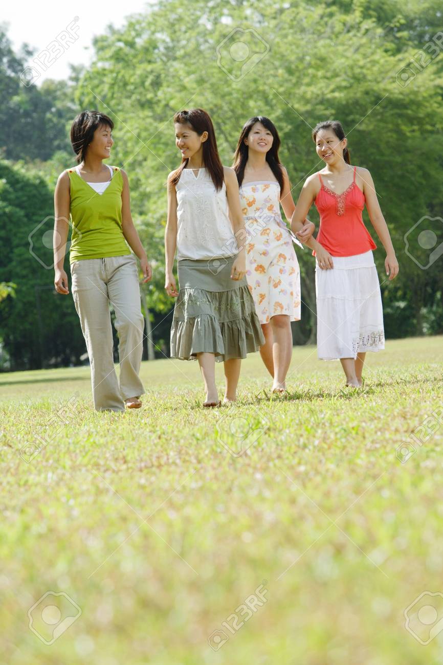 公園の横に並んで歩いて 4 人の若い女性 の写真素材 画像素材 Image