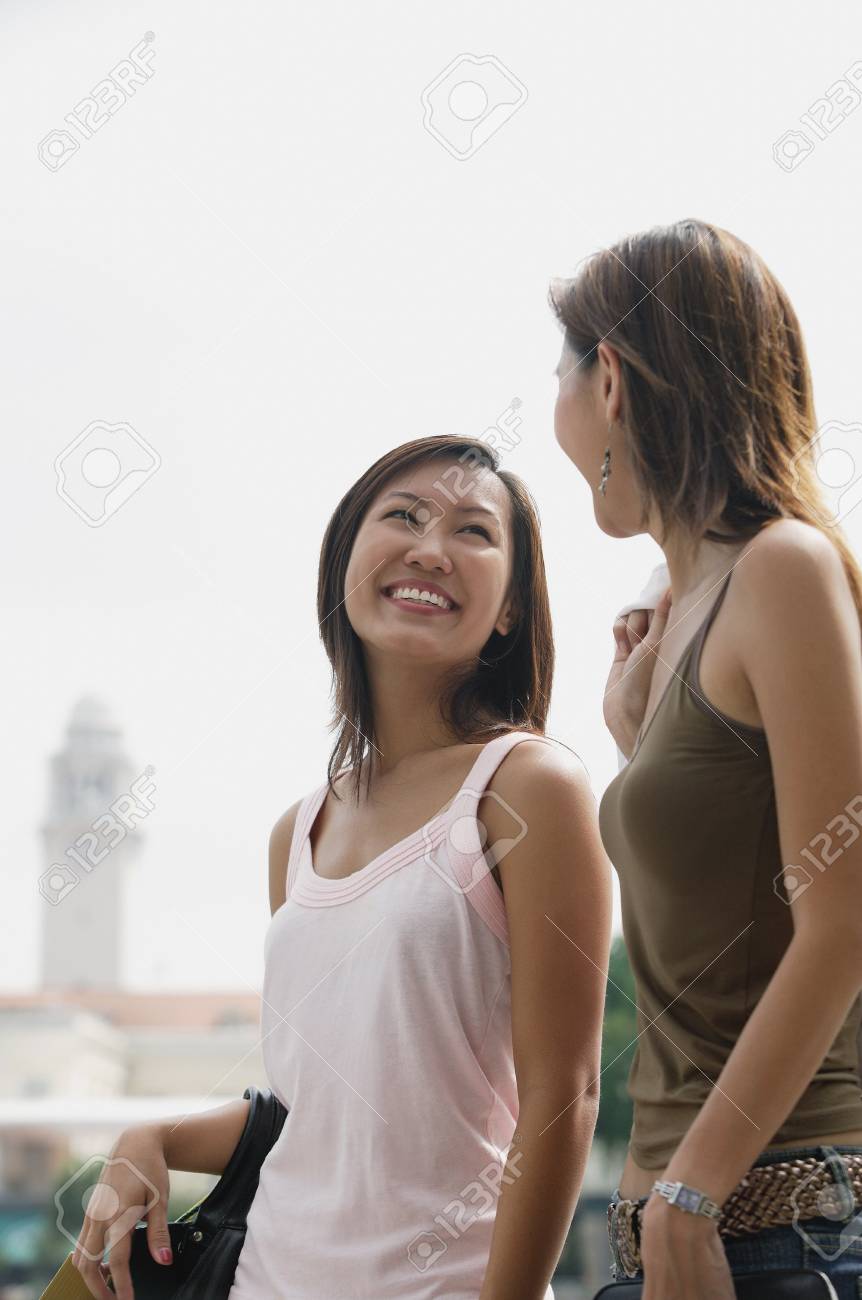 横に並んで歩いて 微笑み合う二人の女性 の写真素材 画像素材 Image 横に並んで歩いて 微笑み合う二人の女性 の写真素材 画像素材 Image
