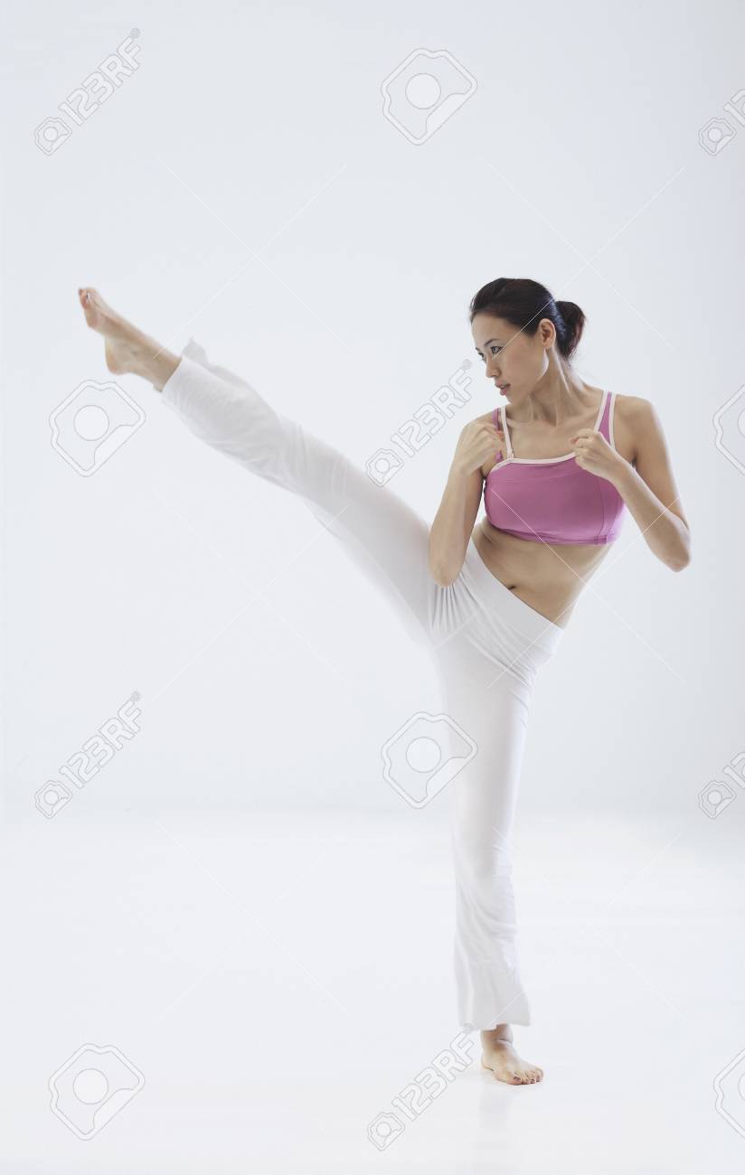 女性キック ボクシング 総合格闘技 の写真素材 画像素材 Image