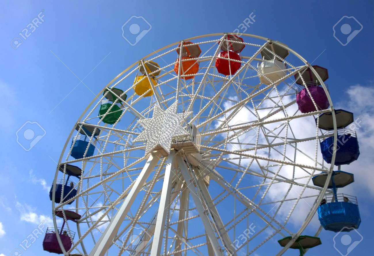 スペインのバルセロナでティビダボ遊園地の大観覧車 の写真素材 画像素材 Image