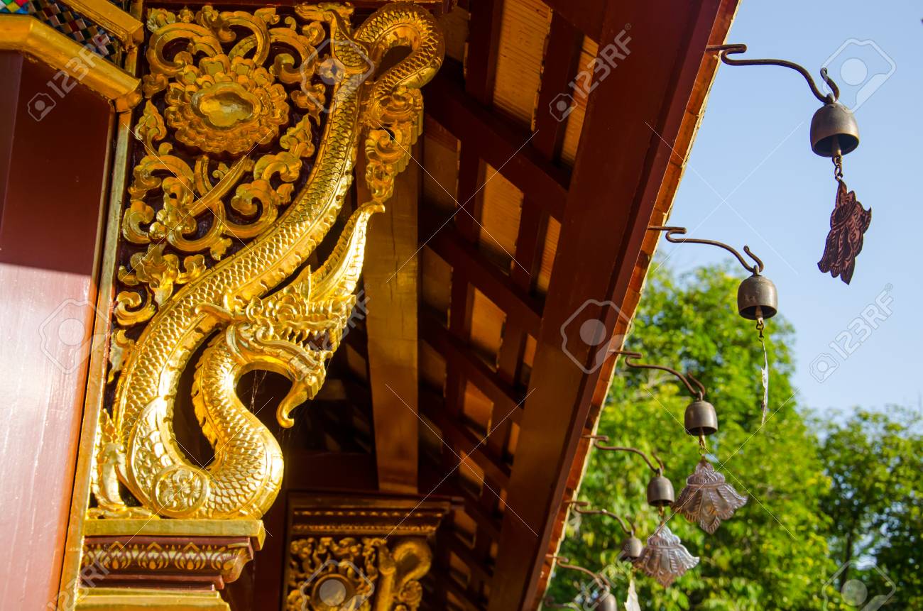 黄金の Stuccothai 伝統的なナガ族や鉄古いベル背景壁紙と手作りヘビ ライ タイ の写真素材 画像素材 Image