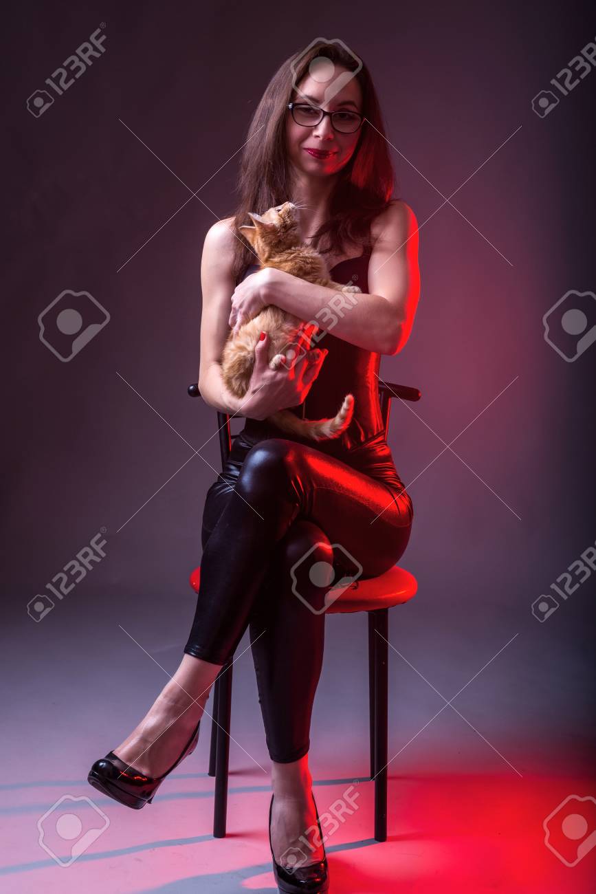 きついスーツを着たスリムな女性が椅子に座り 赤い子猫を抱いている 灰色の背景にセクシーな女性 の写真素材 画像素材 Image きついスーツを着たスリムな女性が椅子に座り 赤い子猫を抱いている 灰色の背景にセクシーな女性 の写真素材 画像素材 Image