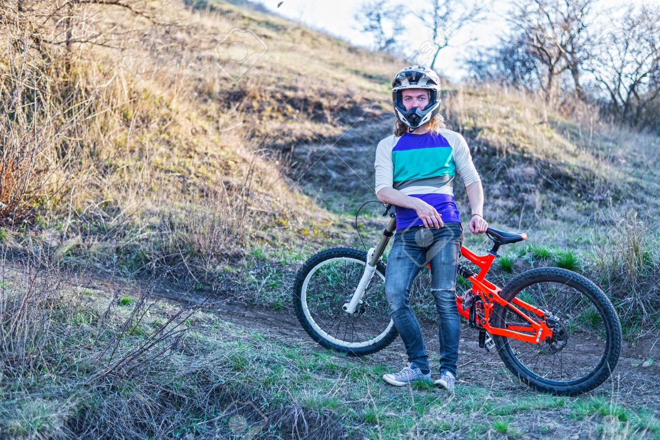 Cycliste Tenant Un V lo De Montagne Espace Libre. Sport Extr me