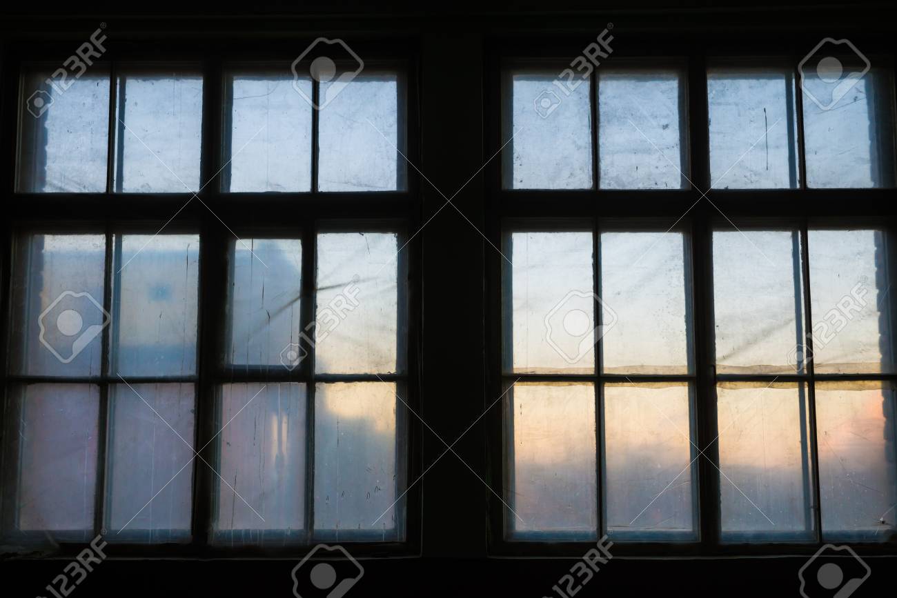 Грязное окно. The windows are dirty. Мутное окно. Старое грязное окно. Грязные шторы.