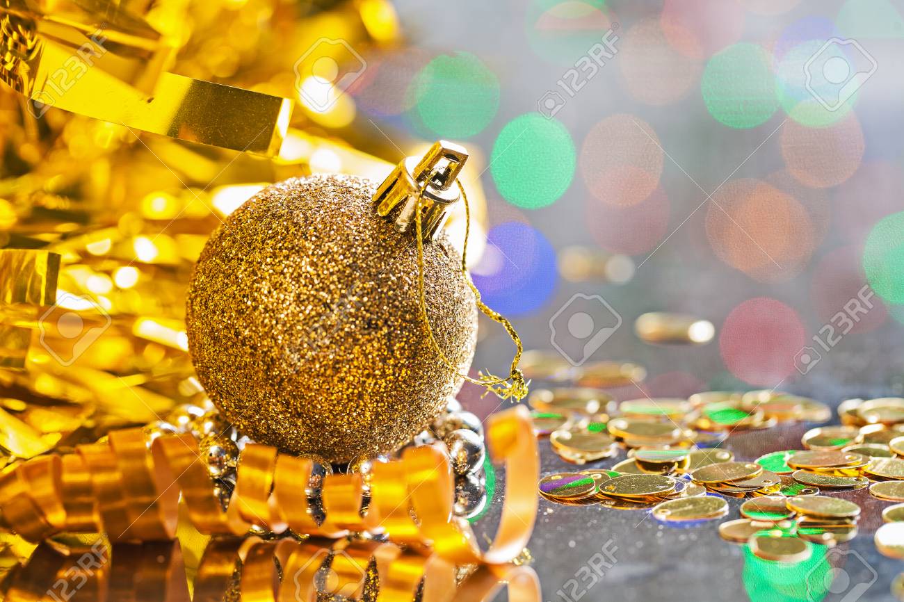 Or Coloré Boule De Noël Avec De La Ficelle Sur Fond De Version Horizontale Bokeh