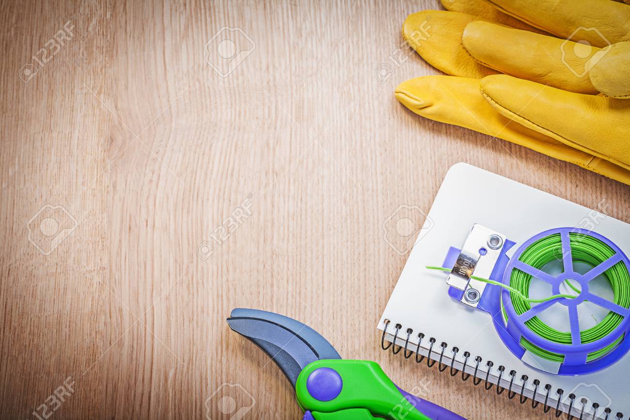 剪定鋏庭の安全手袋は 概念を園芸板にワイヤー チェックのメモ帳を結ぶ の写真素材 画像素材 Image