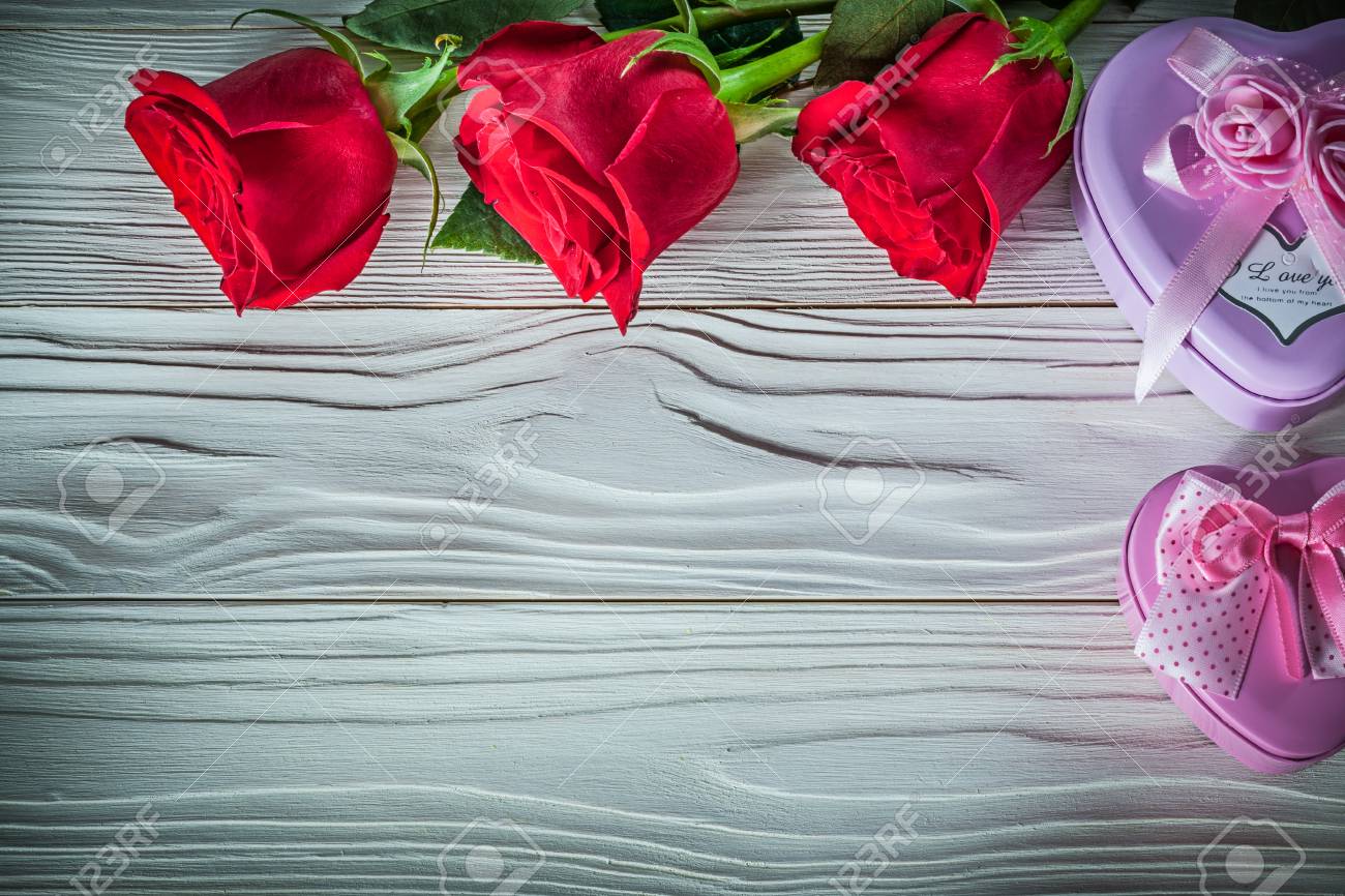 Coffrets Cadeaux En Métal En Forme De Coeur Fleuri Roses Rouges Sur Le Concept De Célébrations De Planche De Bois