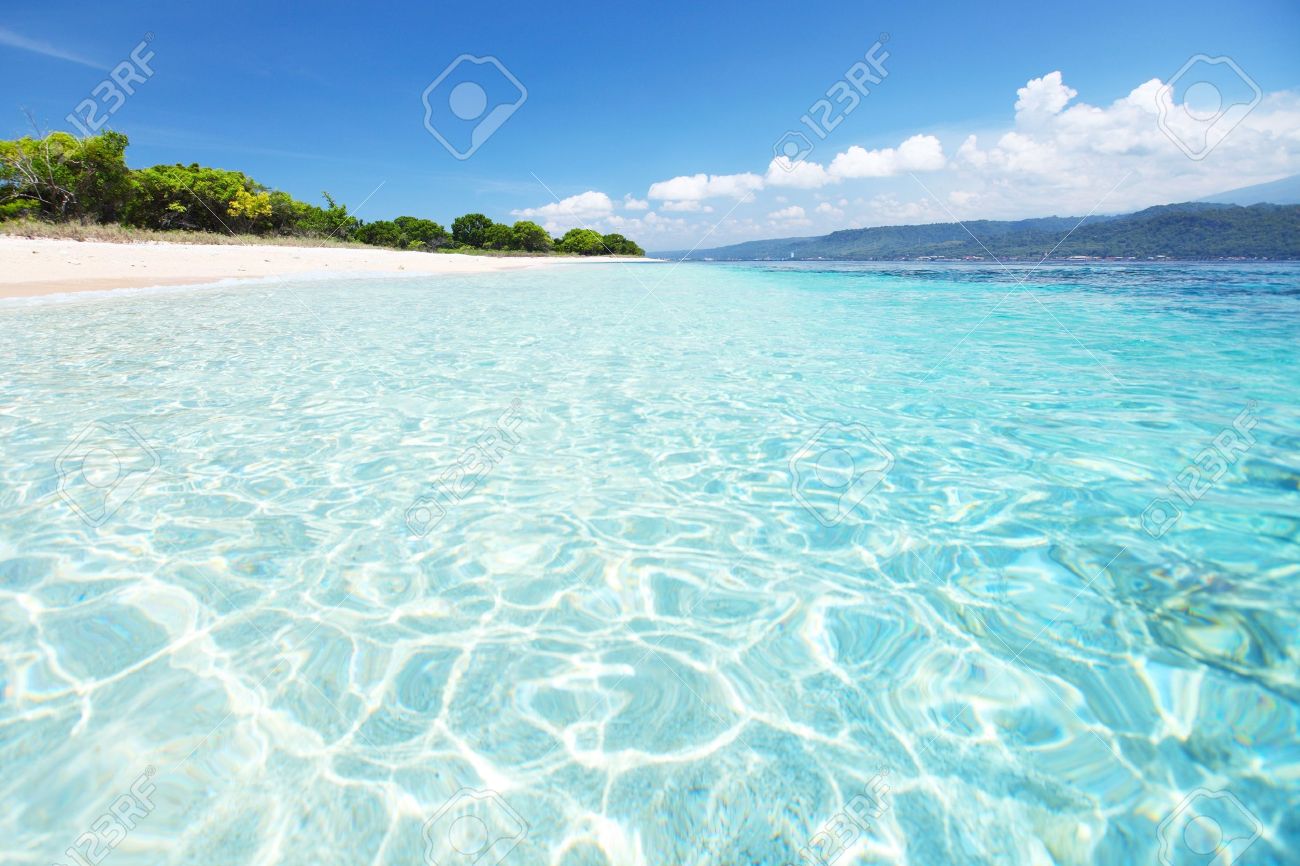 砂浜海岸と透明な海バリ バラット国立公園ジャワ島 右 地平線上 の写真素材 画像素材 Image