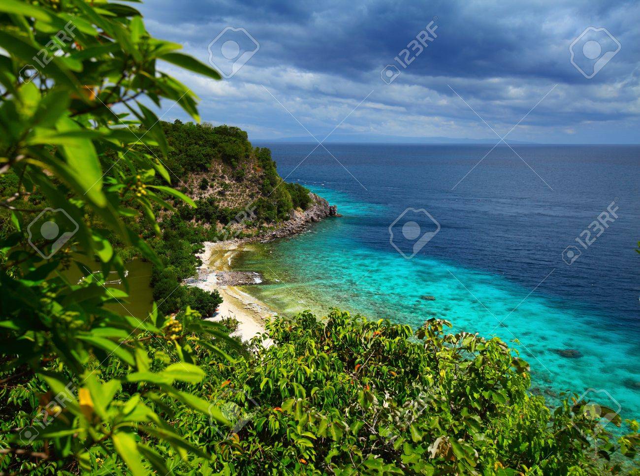 熱帯の緑の島 サンゴ礁と青い海 Apo のサンゴ礁の自然公園に 山の頂上からの眺め アポ島 フィリピン の写真素材 画像素材 Image