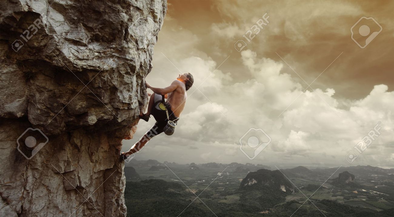 若い男 背景に熱帯谷で天然岩クライミングウォール の写真素材 画像素材 Image