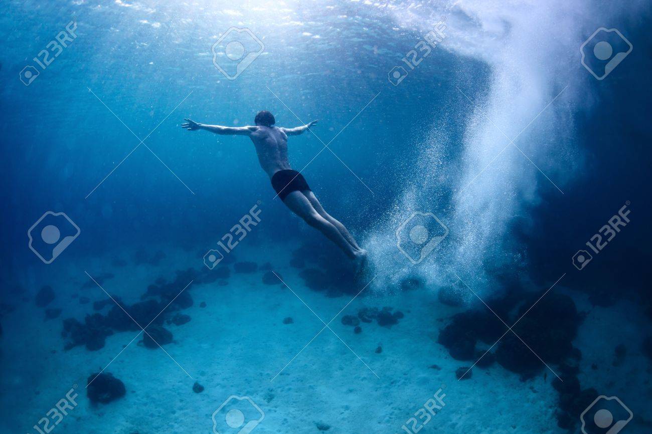 海の中でジャンプ 若い男の水中撮影 の写真素材 画像素材 Image