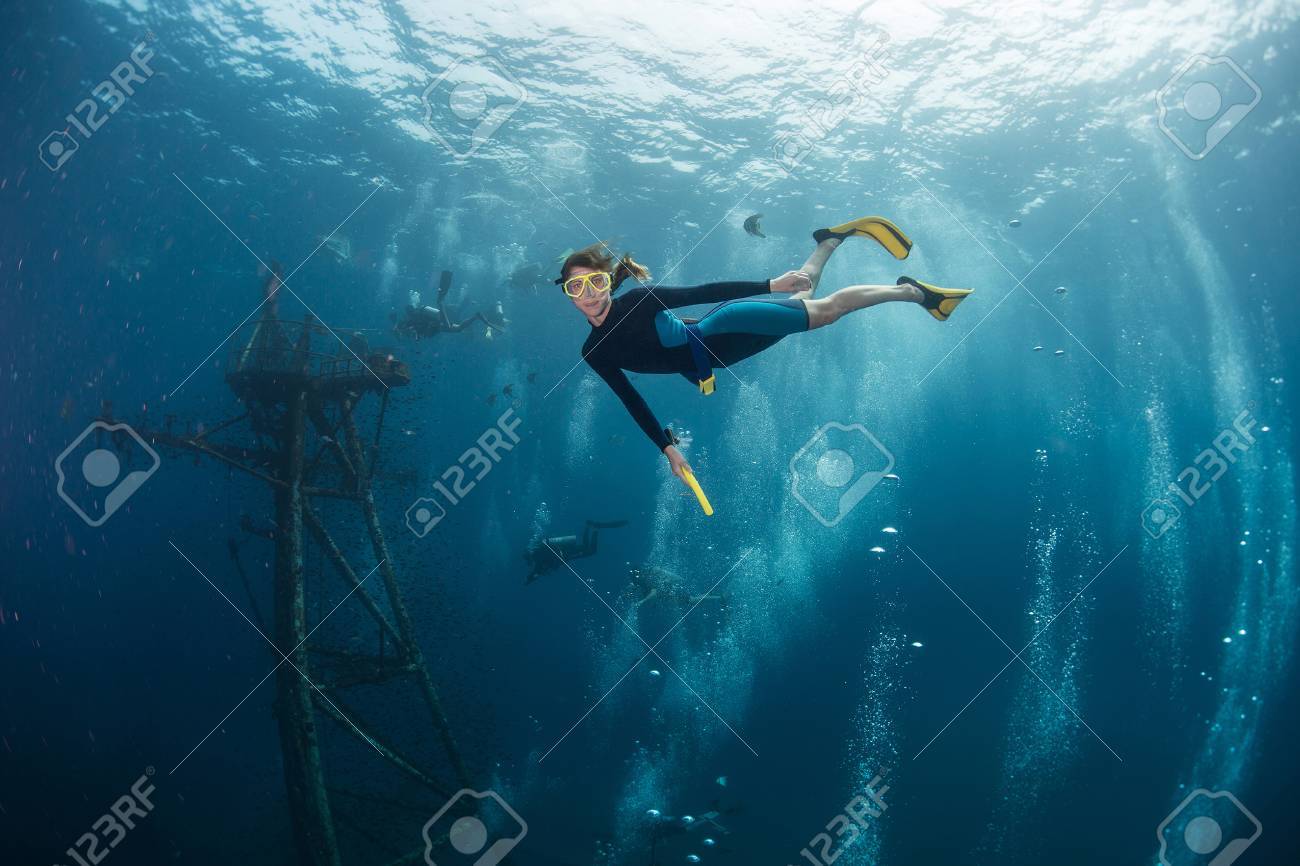 水中のシーン 女性ダイバーが泳ぐ水中沈没船から の写真素材 画像素材 Image