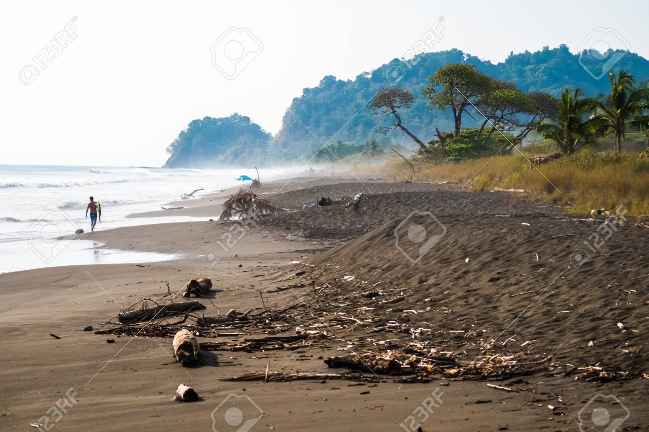 Plage Tropicale De Playa Hermosa Près De La Ville De Jaco Costa Rica