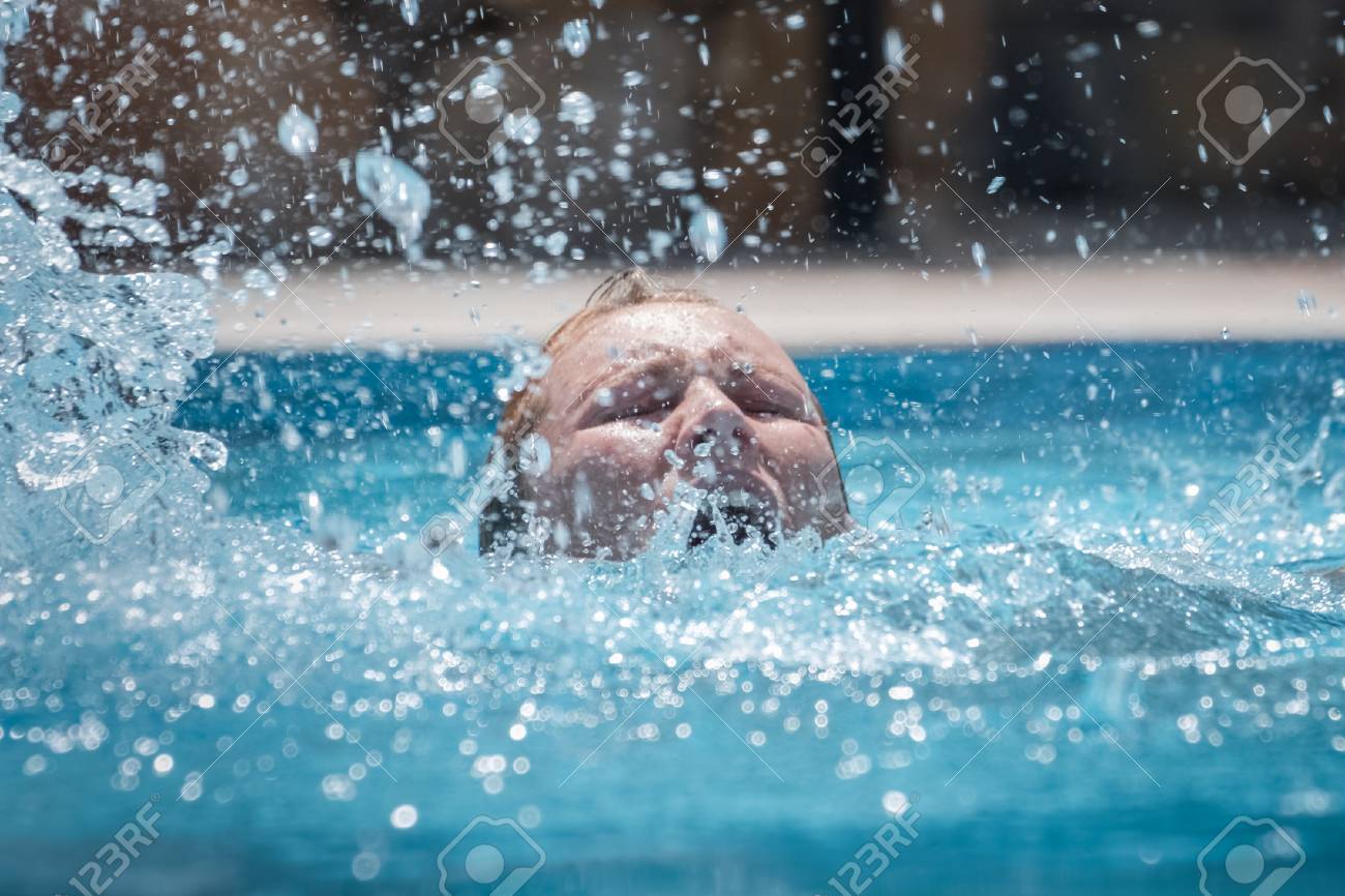 人が水しぶきをプールで溺れ の写真素材 画像素材 Image