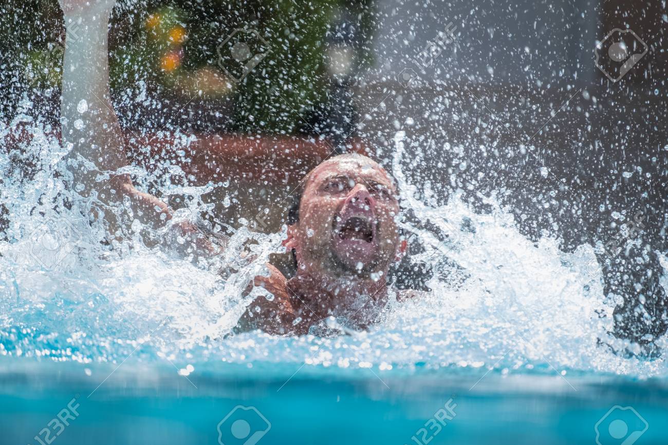 男は 水しぶきでプールで溺れ の写真素材 画像素材 Image