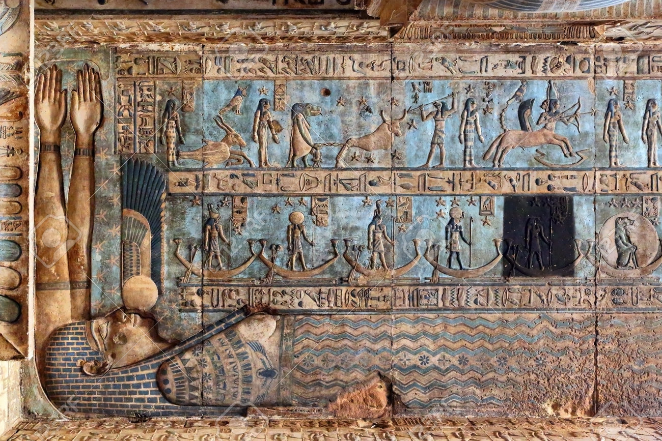 Dibujos Jeroglíficos Y Pinturas En El Techo Y Las Paredes Del Antiguo Templo Egipcio De Dendera Fotos, Retratos, Imágenes Y Fotografía De Archivo Libres De Derecho. Image 35312432.