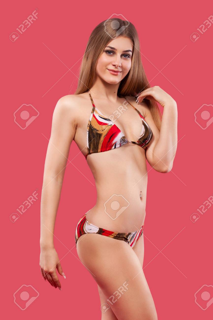 セクシーな金髪の女性は 色の背景上のポーズの水着を身に着けています 完璧なボディ ビキニのカタログです の写真素材 画像素材 Image