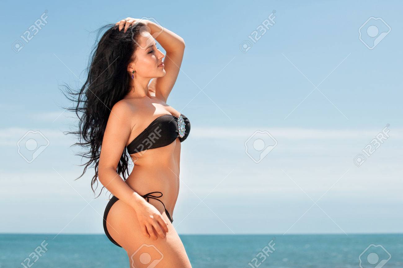https://previews.123rf.com/images/mikedesign/mikedesign1707/mikedesign170700064/82918201-giovane-donna-in-sovrappeso-in-costume-da-bagno-nero-vicino-al-mare-dimensione-pi%C3%B9-o-donna-di-dimensioni.jpg
