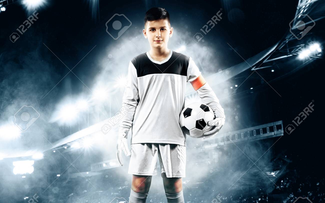 キッズ サッカーチャンピオン ボールを持つスタジアムのサッカースポーツウェアの少年ゴールキーパー スポーツコンセプト の写真素材 画像素材 Image