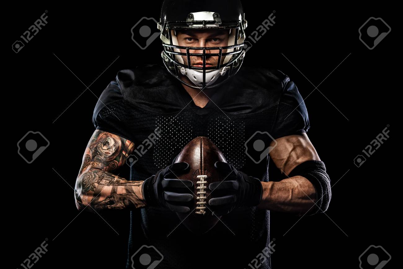 黒い背景に隔離されたアメリカンフットボールのスポーツマン選手 の写真素材 画像素材 Image