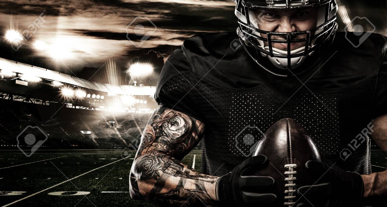 スタジアムでアメリカンフットボールスポーツマン選手 コピースペースとスポーツバナーや壁紙 の写真素材 画像素材 Image