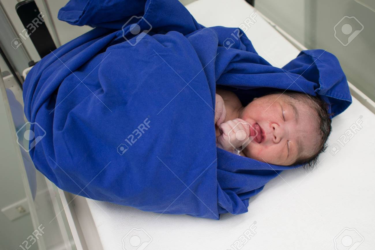出産産科病棟で生まれた後青い布で風呂敷アジア女の赤ちゃん の写真素材 画像素材 Image