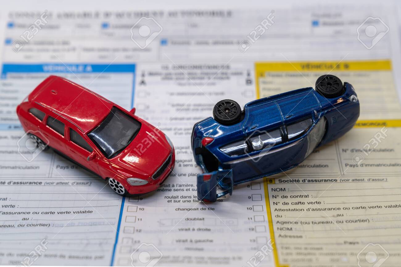 https://previews.123rf.com/images/mikefouque/mikefouque1911/mikefouque191100136/137669225-car-insurance-report-following-an-accident-concept-with-toy-cars.jpg
